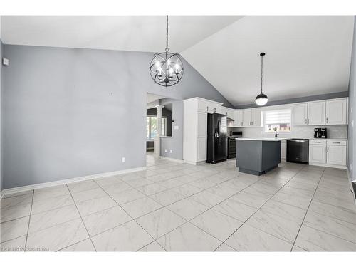 7852 Sabine Drive, Niagara Falls, ON - Indoor Photo Showing Kitchen