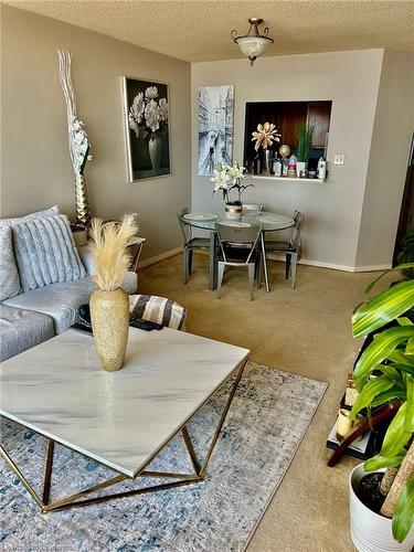 1507-1270 Maple Crossing Boulevard, Burlington, ON - Indoor Photo Showing Living Room