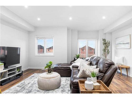 49 Crossings Way, Hannon, ON - Indoor Photo Showing Living Room