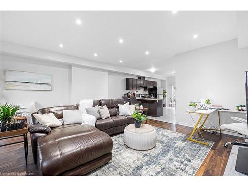 49 Crossings Way, Hannon, ON - Indoor Photo Showing Living Room