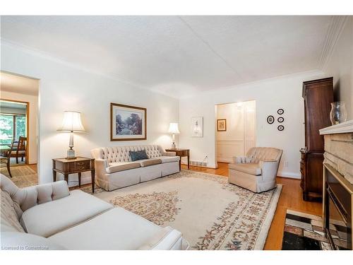 393 River Side Drive, Oakville, ON - Indoor Photo Showing Living Room