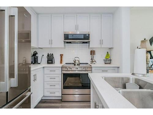 47-288 Glover Road, Stoney Creek, ON - Indoor Photo Showing Kitchen With Upgraded Kitchen