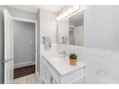 33 Alderney Avenue, Hamilton, ON - Indoor Photo Showing Bathroom