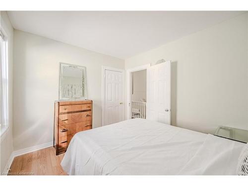 156 Avondale Street, Hamilton, ON - Indoor Photo Showing Bedroom