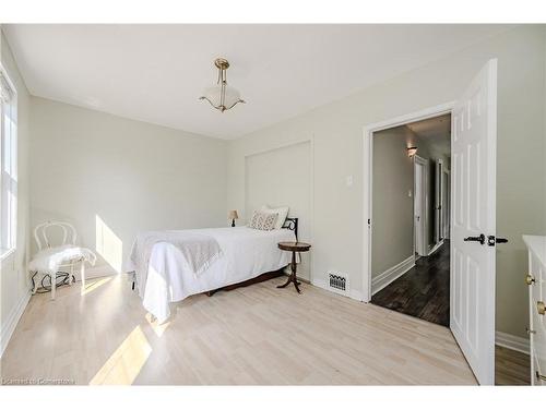 156 Avondale Street, Hamilton, ON - Indoor Photo Showing Bedroom