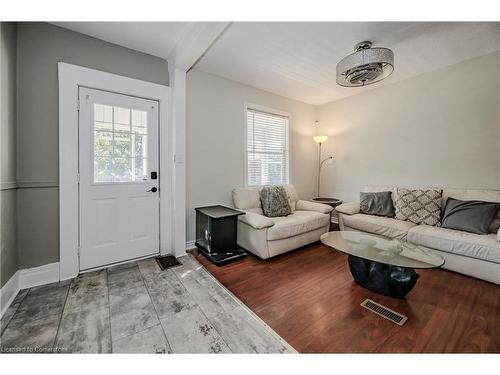 156 Avondale Street, Hamilton, ON - Indoor Photo Showing Living Room