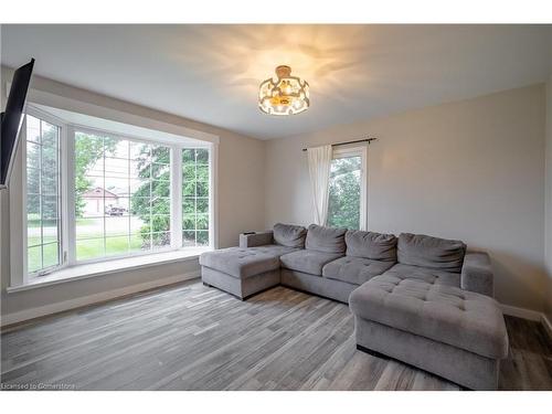 29 Quaker Road, Welland, ON - Indoor Photo Showing Living Room