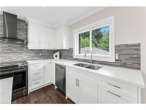 947 Easterbrook Avenue, Burlington, ON - Indoor Photo Showing Kitchen With Double Sink With Upgraded Kitchen