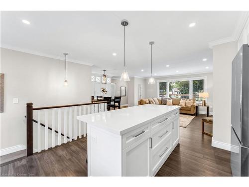 947 Easterbrook Avenue, Burlington, ON - Indoor Photo Showing Kitchen With Upgraded Kitchen