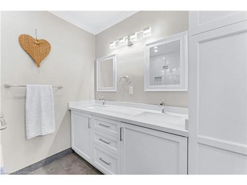 947 Easterbrook Avenue, Burlington, ON - Indoor Photo Showing Bathroom