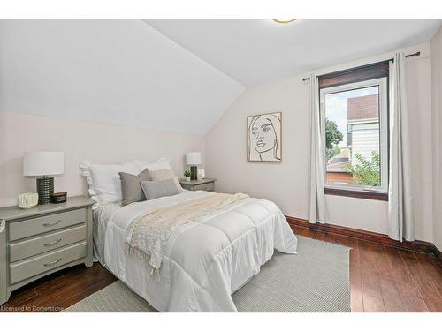 189 Roxborough Avenue, Hamilton, ON - Indoor Photo Showing Bedroom