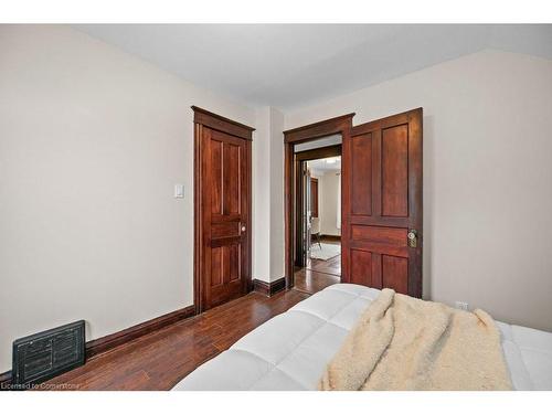 189 Roxborough Avenue, Hamilton, ON - Indoor Photo Showing Bedroom