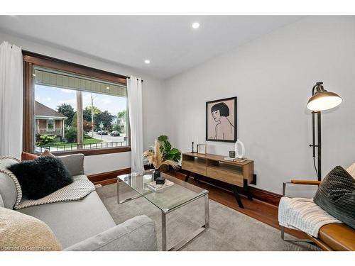 189 Roxborough Avenue, Hamilton, ON - Indoor Photo Showing Living Room