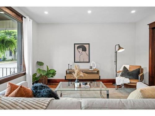 189 Roxborough Avenue, Hamilton, ON - Indoor Photo Showing Living Room