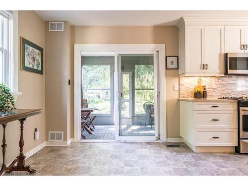 5 Rowanwood Avenue, Hamilton, ON - Indoor Photo Showing Kitchen