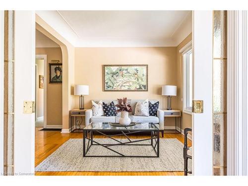 5 Rowanwood Avenue, Hamilton, ON - Indoor Photo Showing Living Room