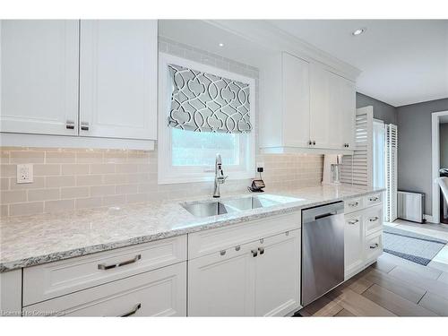 990 Upper Kenilworth Avenue, Hamilton, ON - Indoor Photo Showing Kitchen With Double Sink With Upgraded Kitchen