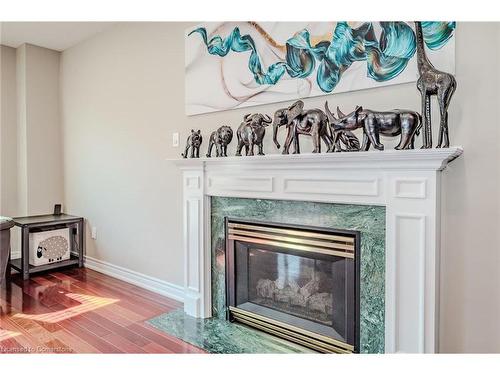 990 Upper Kenilworth Avenue, Hamilton, ON - Indoor Photo Showing Living Room With Fireplace