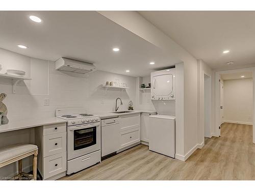 Lower-93 Shadyside Avenue, Hamilton, ON - Indoor Photo Showing Kitchen