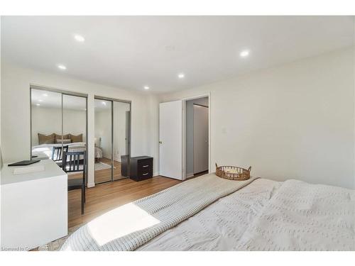 135 Violet Drive, Hamilton, ON - Indoor Photo Showing Bedroom