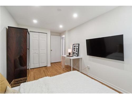 135 Violet Drive, Hamilton, ON - Indoor Photo Showing Bedroom