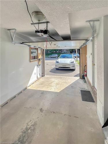 135 Violet Drive, Hamilton, ON - Indoor Photo Showing Garage