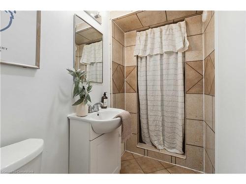 135 Violet Drive, Hamilton, ON - Indoor Photo Showing Bathroom