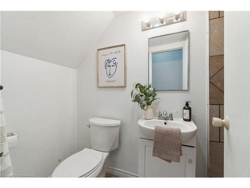 135 Violet Drive, Hamilton, ON - Indoor Photo Showing Bathroom