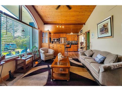 2990 Poplar Avenue, Fort Erie, ON - Indoor Photo Showing Living Room