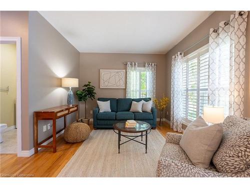 1 Meadowlea Court, Caledonia, ON - Indoor Photo Showing Living Room