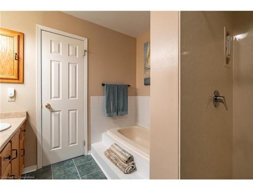 19-2155 Duncaster Drive, Burlington, ON - Indoor Photo Showing Bathroom