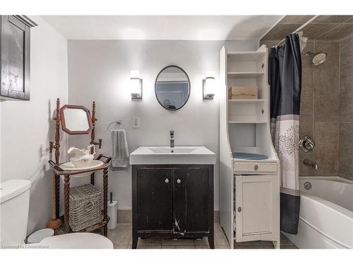 15 Agnes Street, Hamilton, ON - Indoor Photo Showing Bathroom