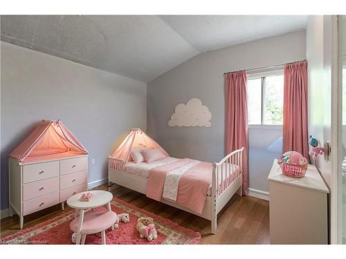 15 Agnes Street, Hamilton, ON - Indoor Photo Showing Bedroom