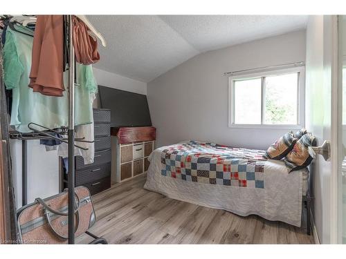 15 Agnes Street, Hamilton, ON - Indoor Photo Showing Bedroom