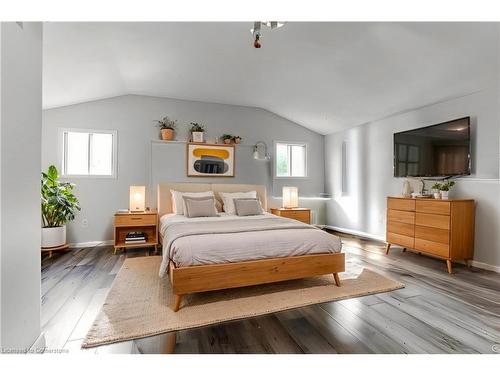 15 Agnes Street, Hamilton, ON - Indoor Photo Showing Bedroom