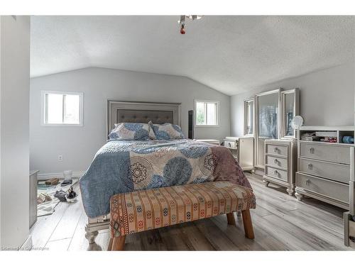 15 Agnes Street, Hamilton, ON - Indoor Photo Showing Bedroom