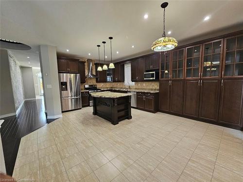 3339 Moses Way, Burlington, ON - Indoor Photo Showing Kitchen With Upgraded Kitchen