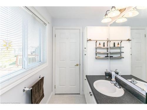 135 Glenariff Drive, Hamilton, ON - Indoor Photo Showing Bathroom