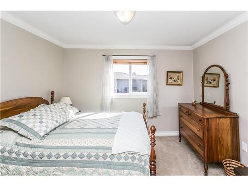 135 Glenariff Drive, Hamilton, ON - Indoor Photo Showing Bedroom