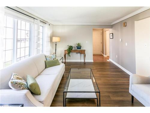 135 Glenariff Drive, Hamilton, ON - Indoor Photo Showing Living Room