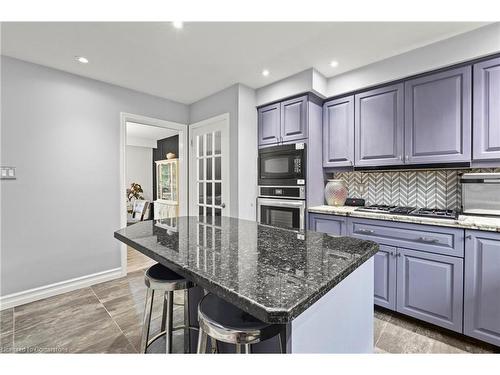 19 Minstrel Court, Hamilton, ON - Indoor Photo Showing Kitchen With Upgraded Kitchen