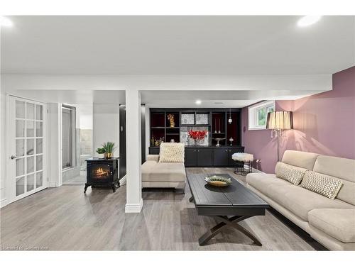 19 Minstrel Court, Hamilton, ON - Indoor Photo Showing Living Room