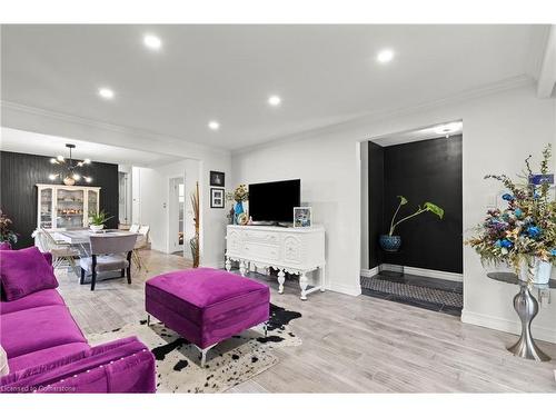 19 Minstrel Court, Hamilton, ON - Indoor Photo Showing Living Room