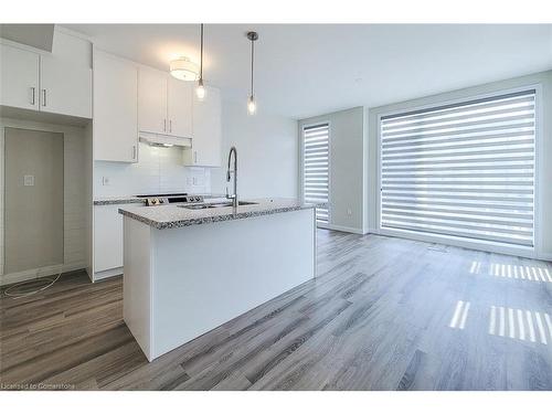 11-270 Melvin Avenue, Hamilton, ON - Indoor Photo Showing Kitchen With Double Sink With Upgraded Kitchen