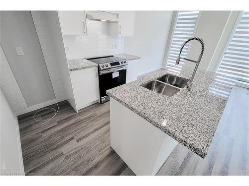 11-270 Melvin Avenue, Hamilton, ON - Indoor Photo Showing Kitchen With Double Sink With Upgraded Kitchen