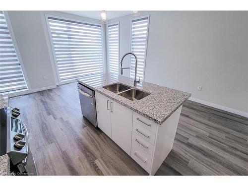 11-270 Melvin Avenue, Hamilton, ON - Indoor Photo Showing Kitchen With Double Sink With Upgraded Kitchen