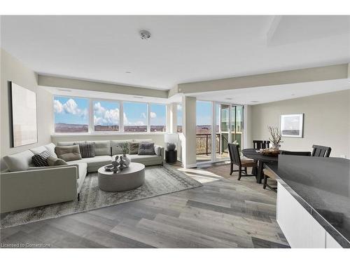 706-2750 King Street E, Hamilton, ON - Indoor Photo Showing Living Room