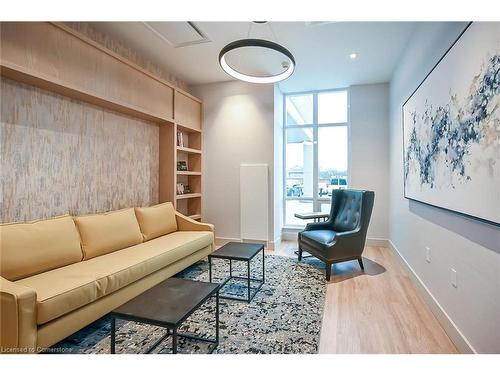 706-2750 King Street E, Hamilton, ON - Indoor Photo Showing Living Room