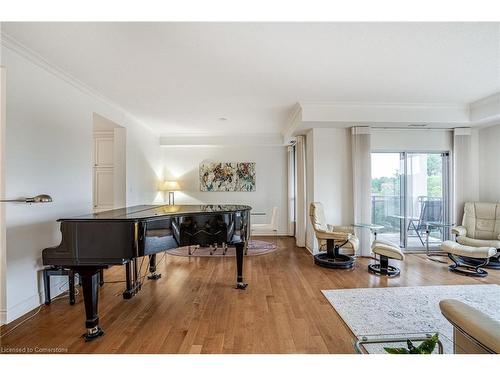 501-1000 Creekside Drive, Dundas, ON - Indoor Photo Showing Living Room