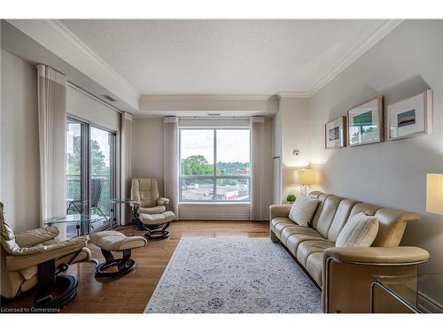 501-1000 Creekside Drive, Dundas, ON - Indoor Photo Showing Living Room